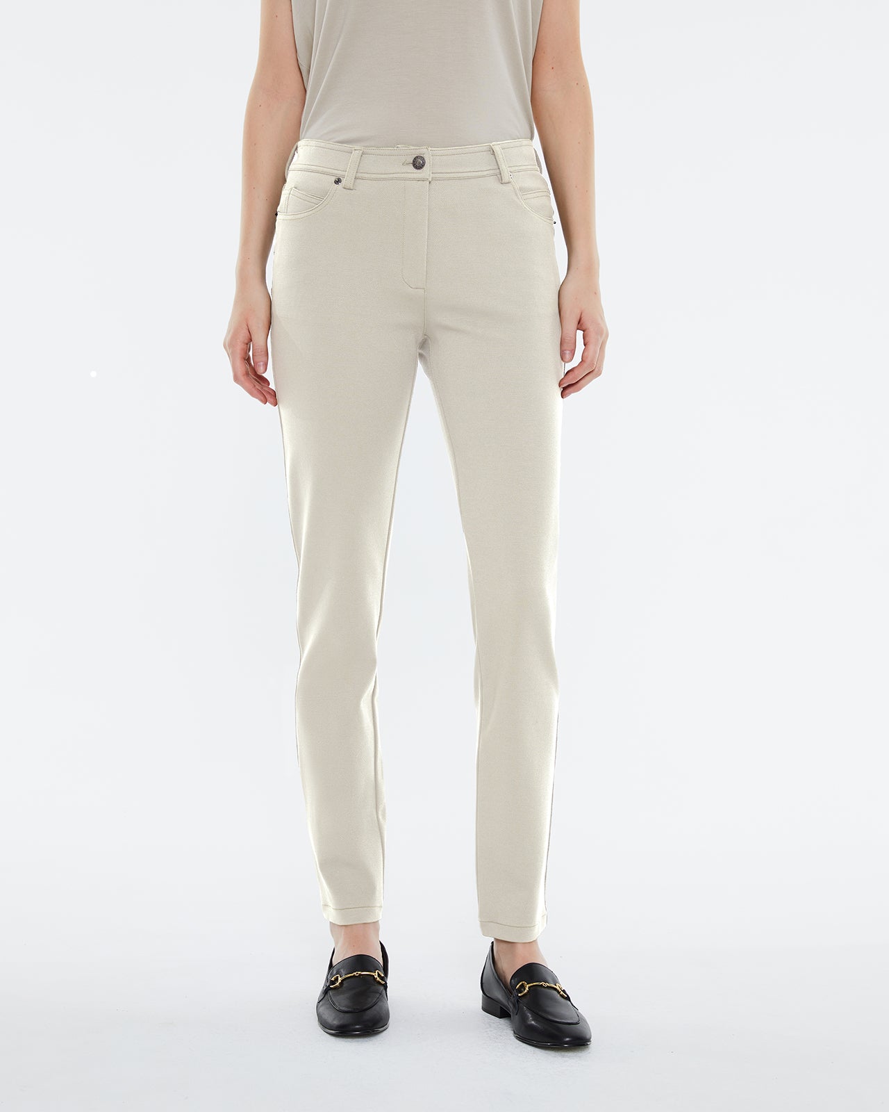 Pantalón pitillo de mujer en punto, tiro alto, cinco bolsillos.