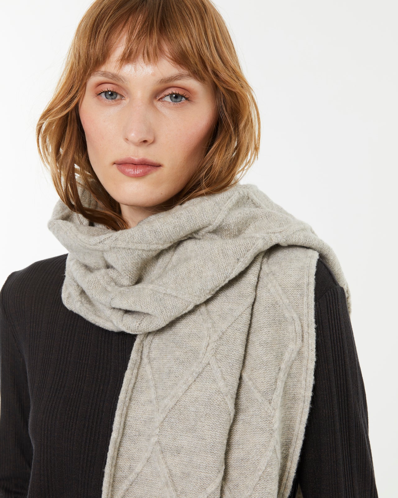 Strickschal mit Flechtstruktur