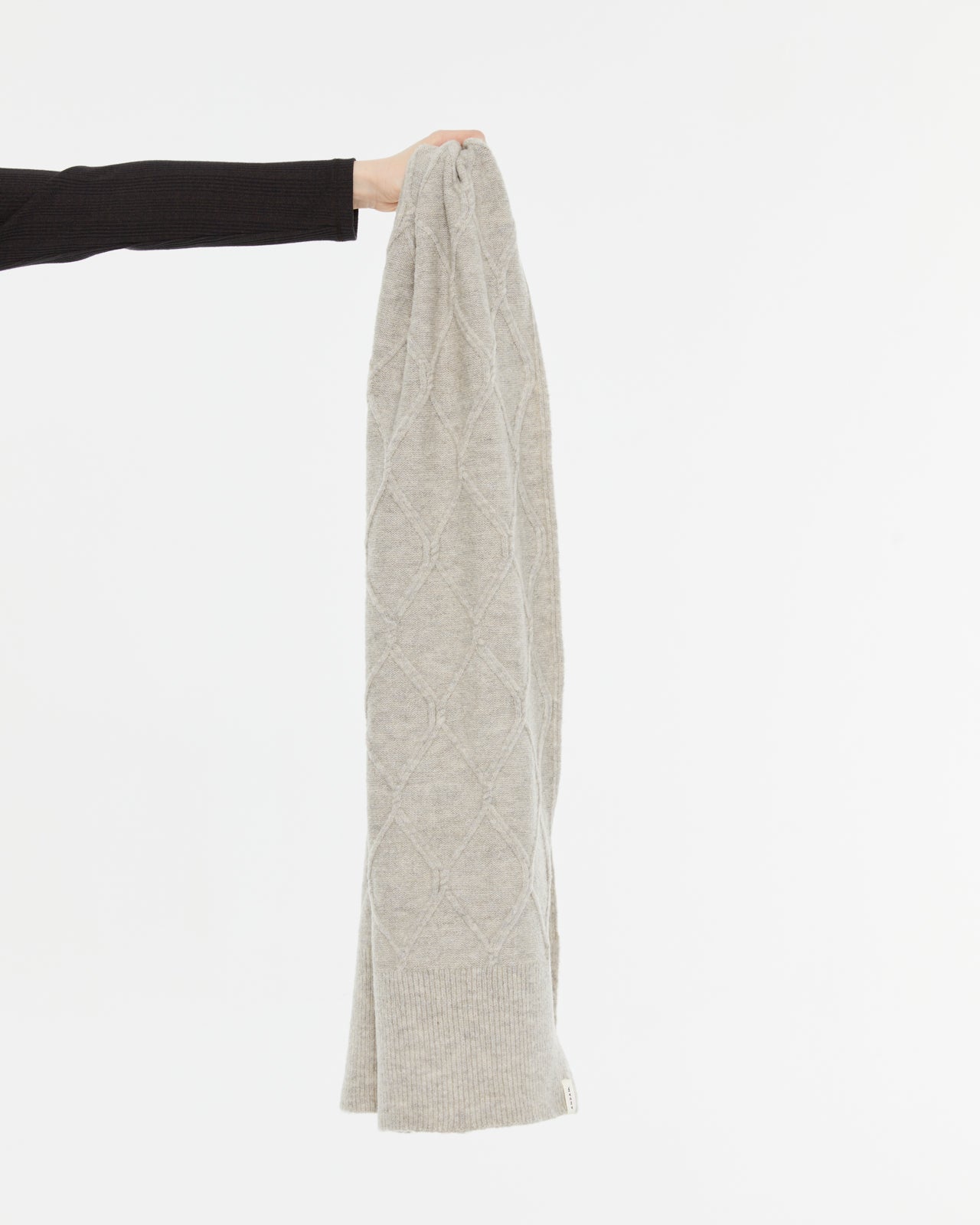 Strickschal mit Flechtstruktur