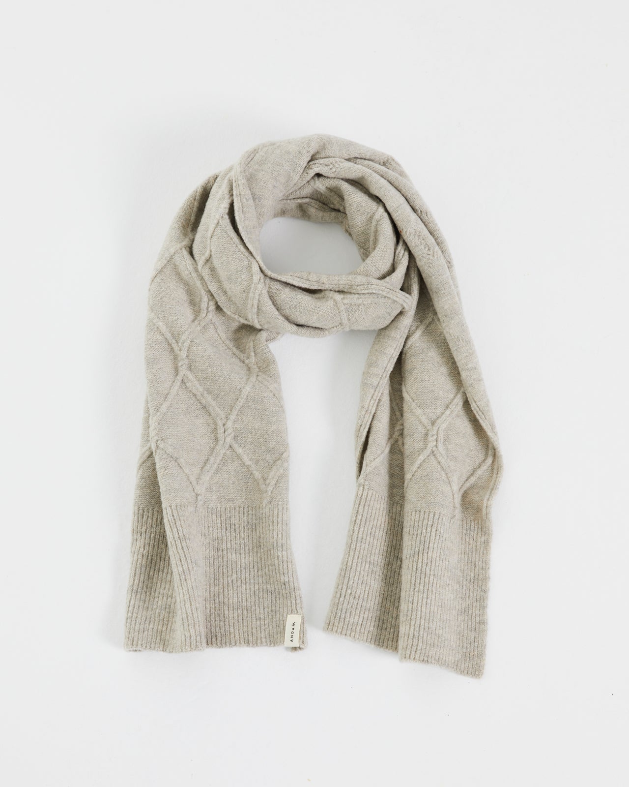 Strickschal mit Flechtstruktur