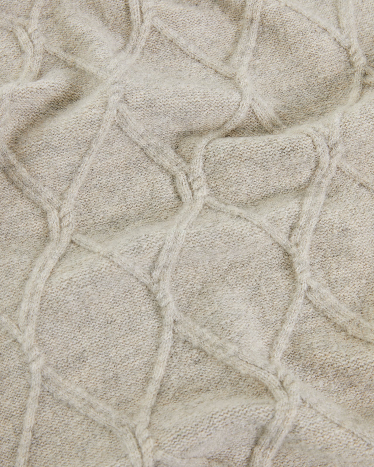 Strickschal mit Flechtstruktur