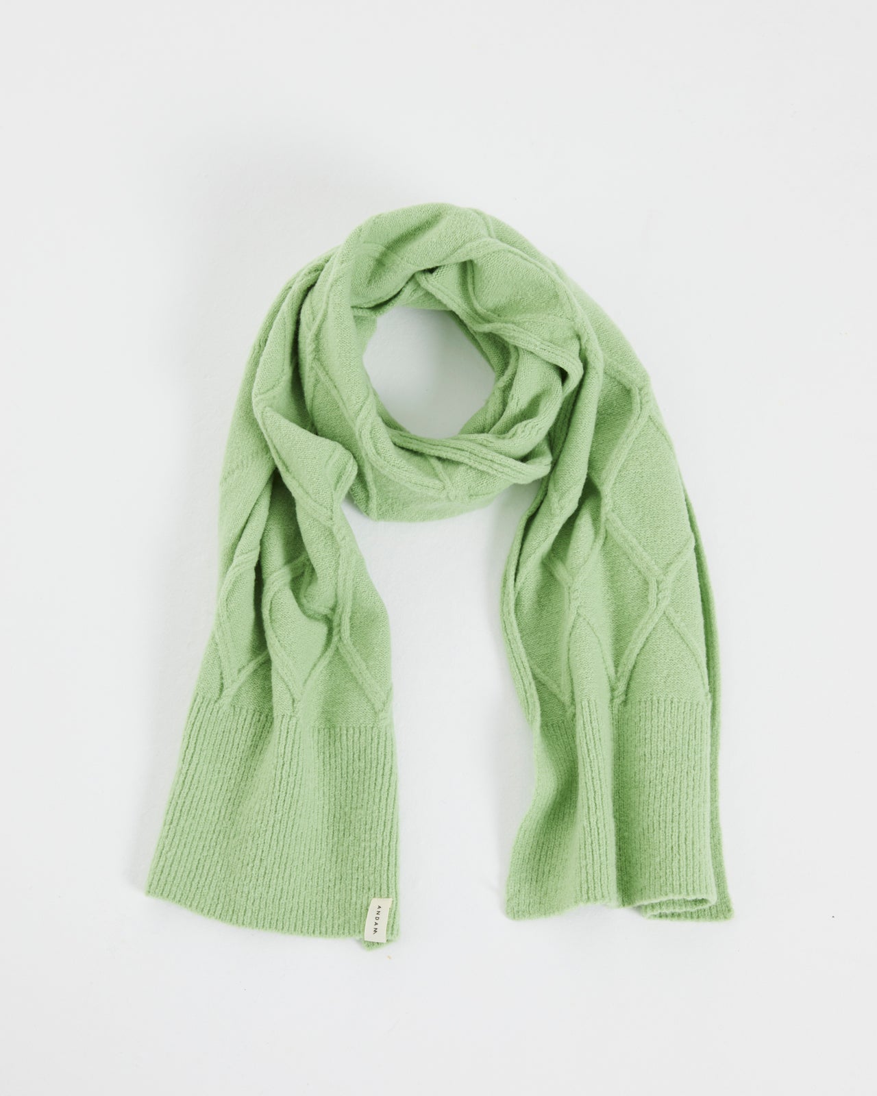 Knitted scarf with braided structure