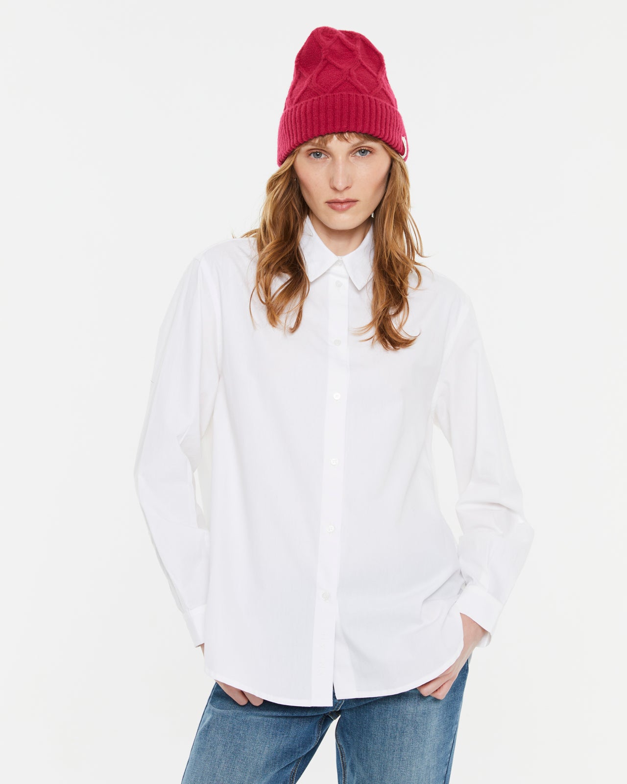 Women's knitted hat with braided structure