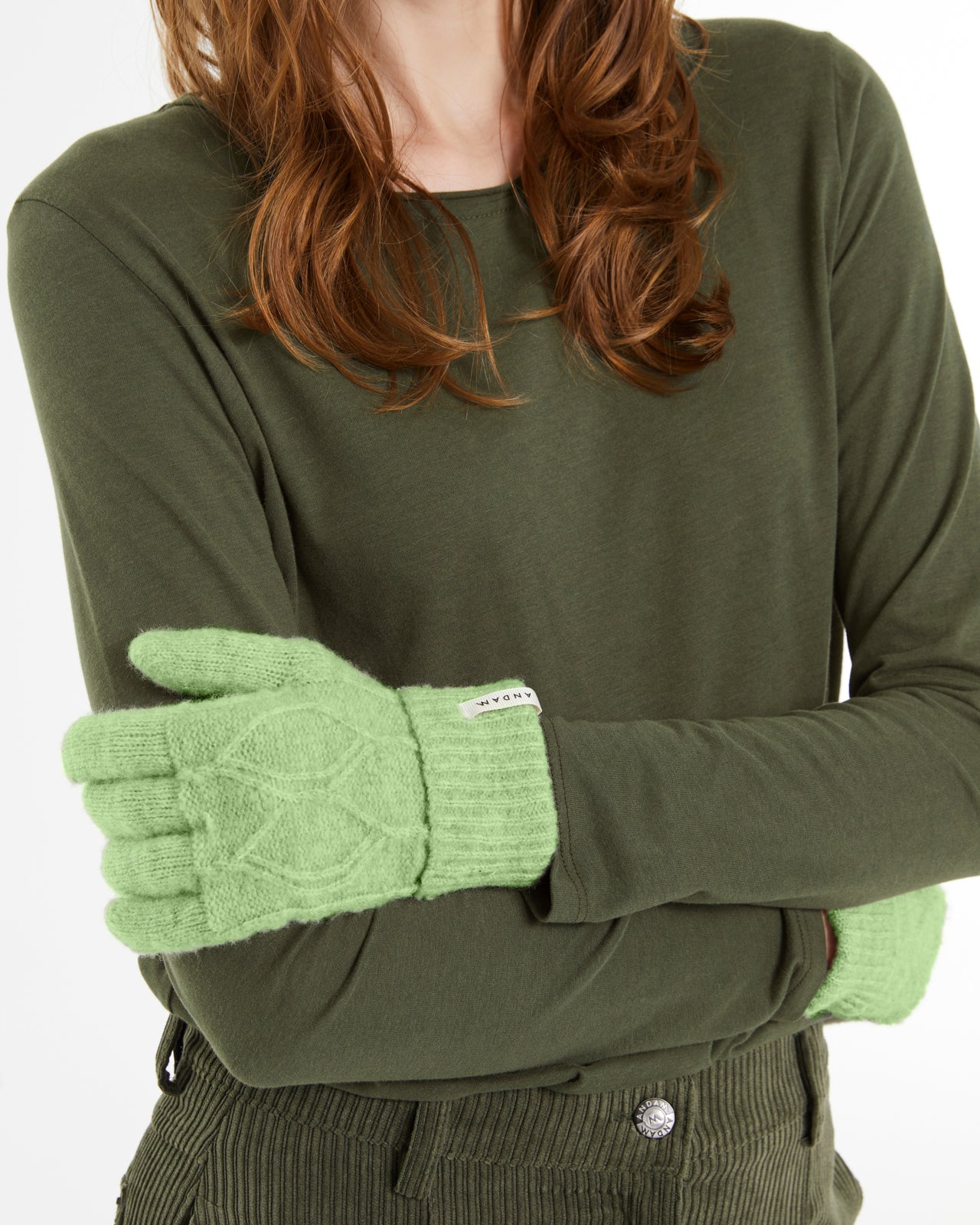 Women's knitted gloves with braided structure