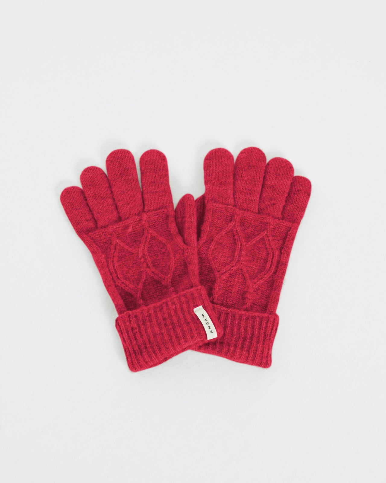Women's knitted gloves with braided structure