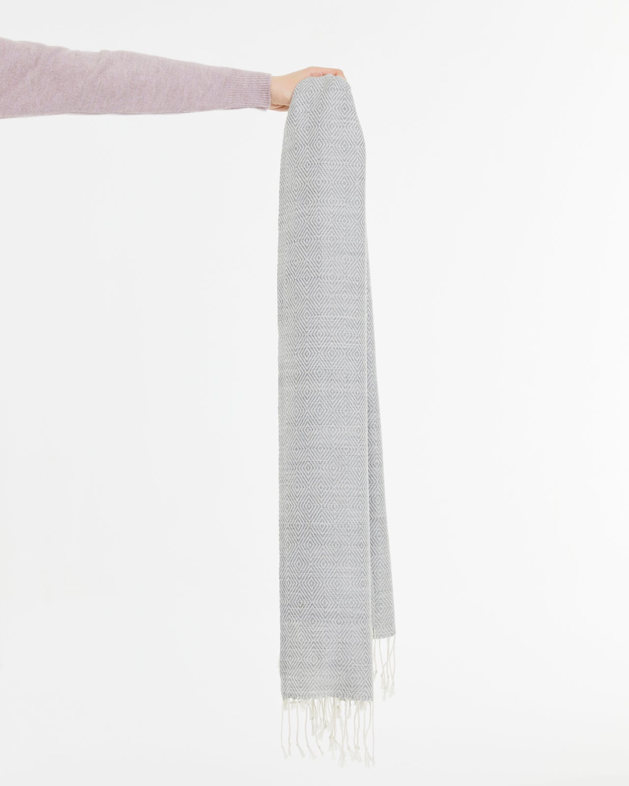 Fular jacquard geométrico rematado con flecos