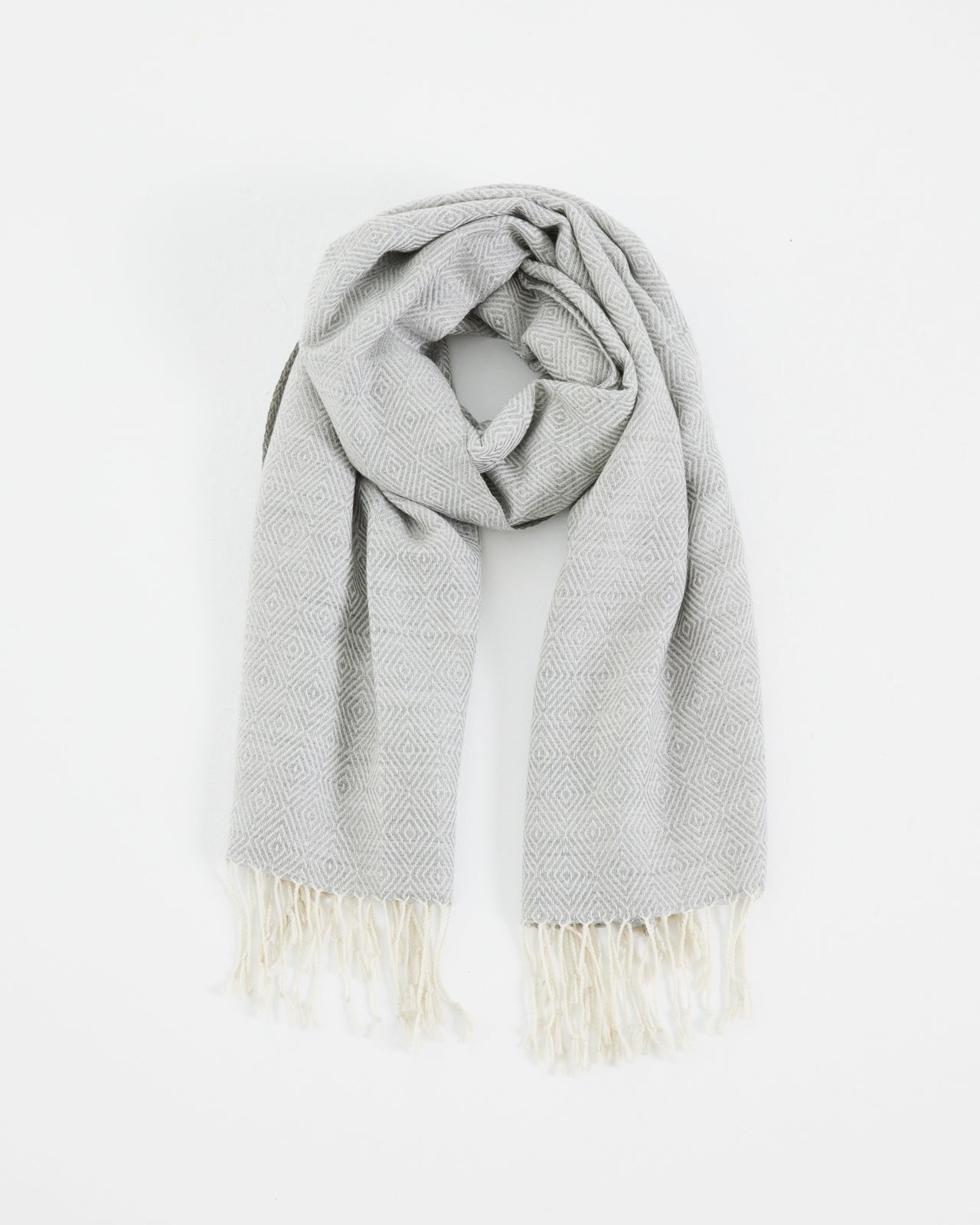 Fular jacquard geométrico rematado con flecos