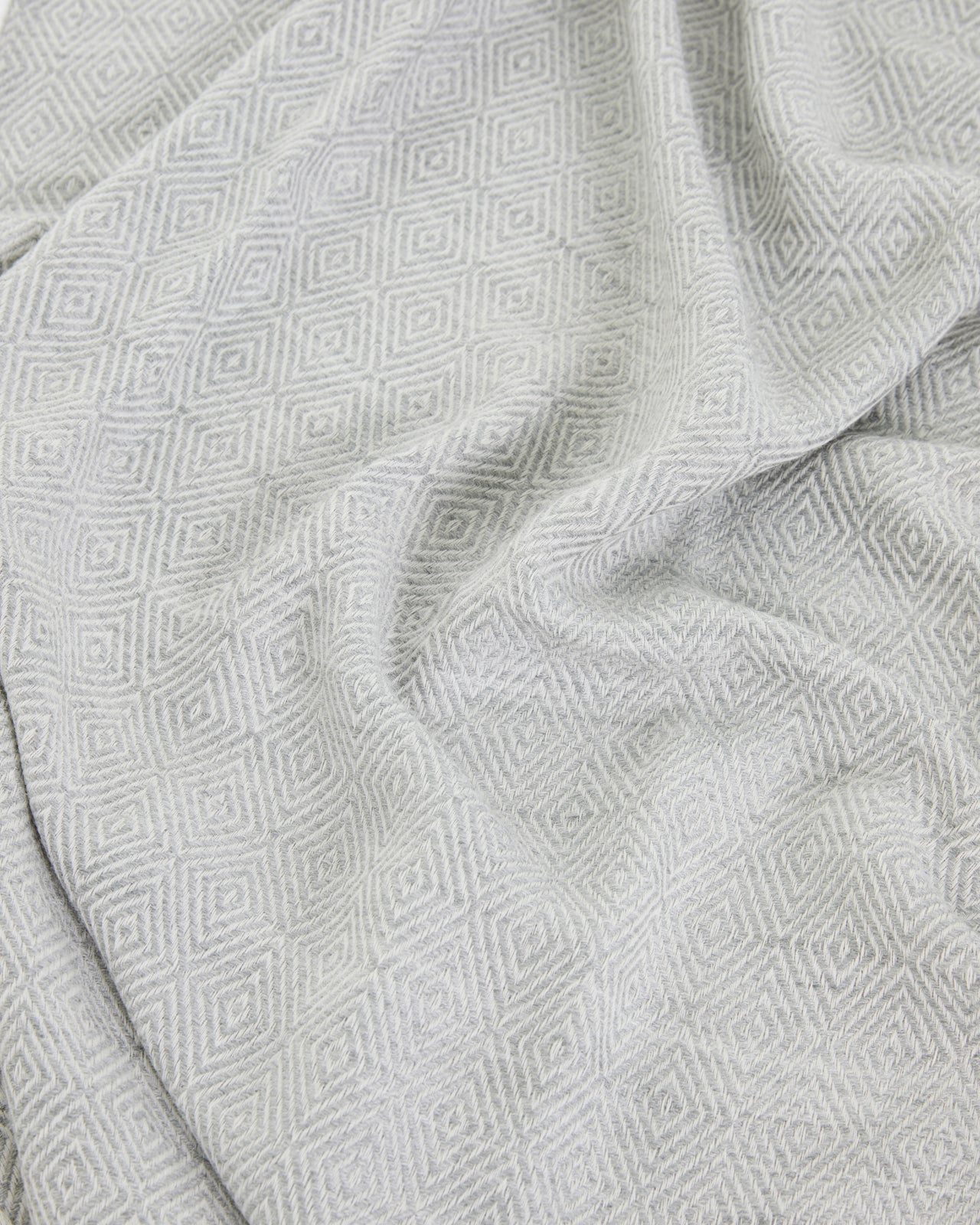 Fular jacquard geométrico rematado con flecos