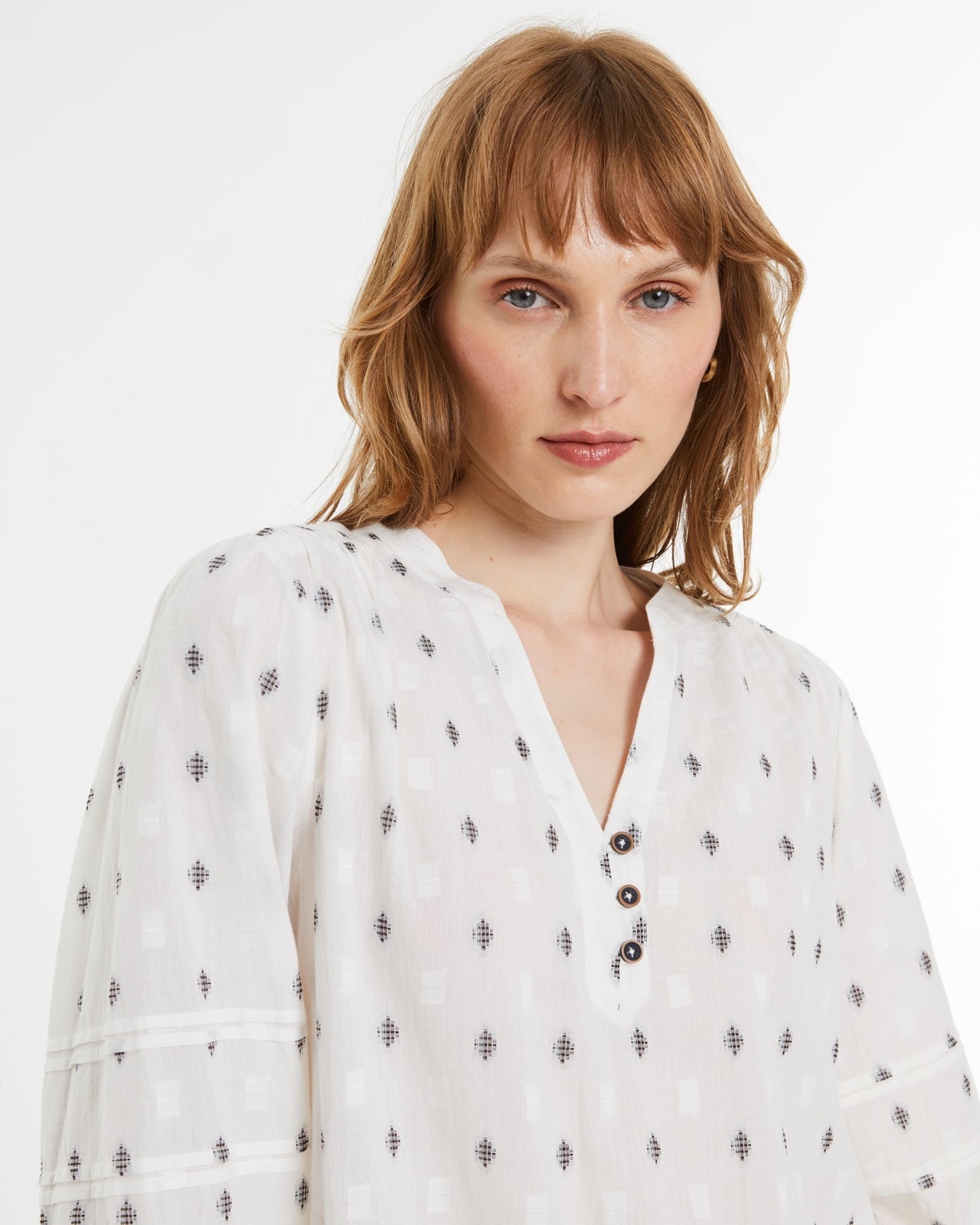 Blusa de mujer manga larga y cuello mao forma pico