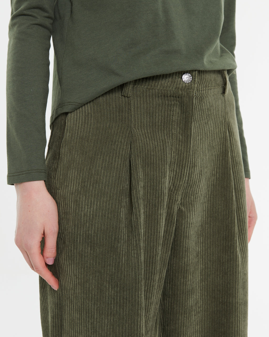 Pantalón ancho tobillero de pana con pinzas tiro alto