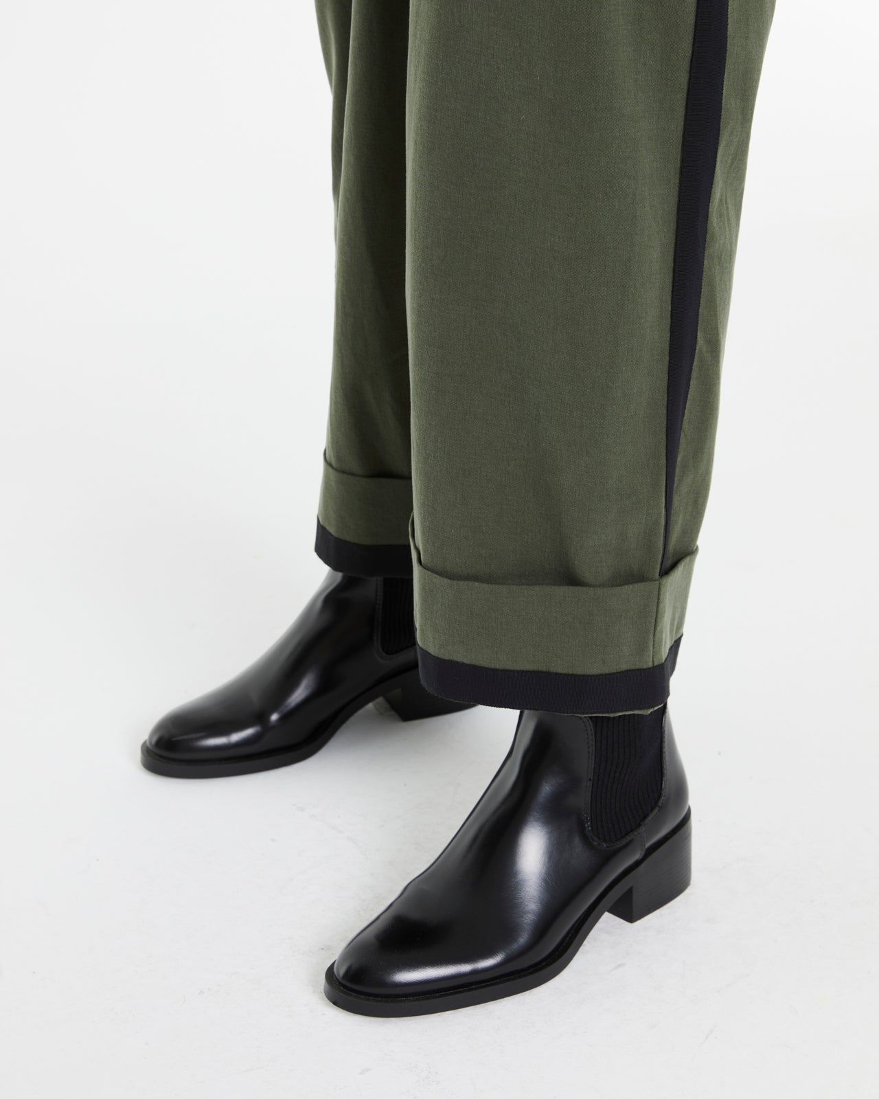 Pantalón ancho de mujer tobillero vuelta en bajo