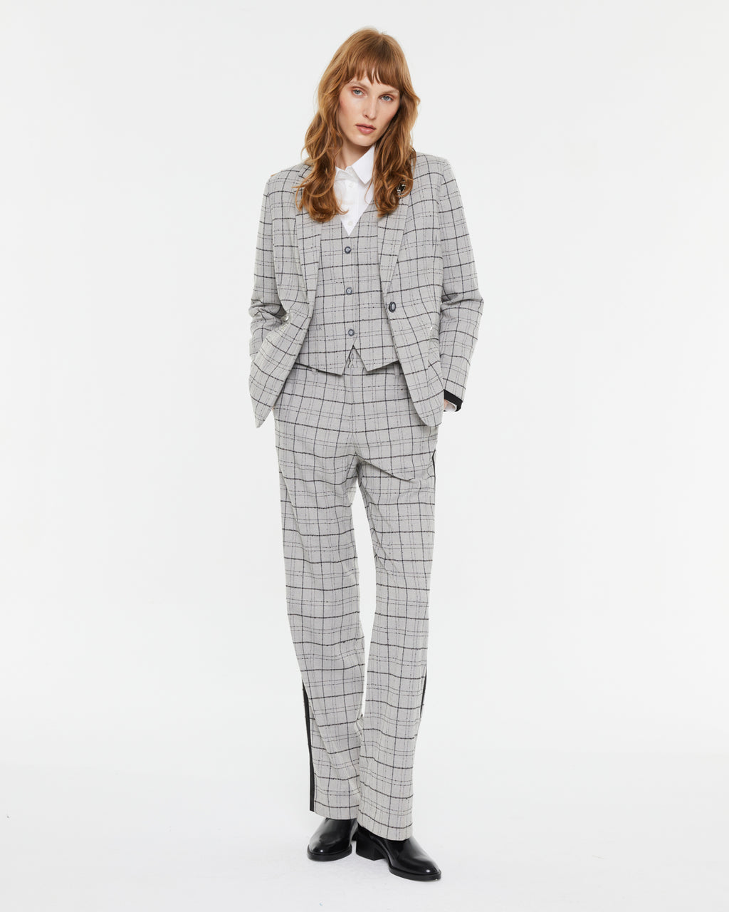 Blazer de mujer cuadros con bordados decorativos