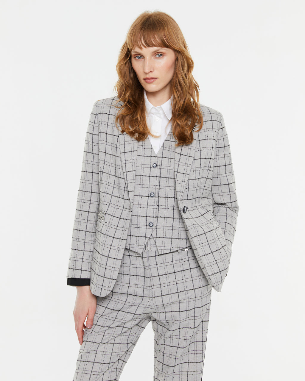 Blazer de mujer cuadros con bordados decorativos