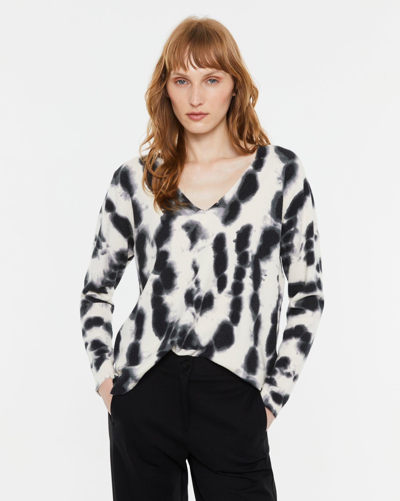 Damenpullover mit Batikmuster und V-Ausschnitt