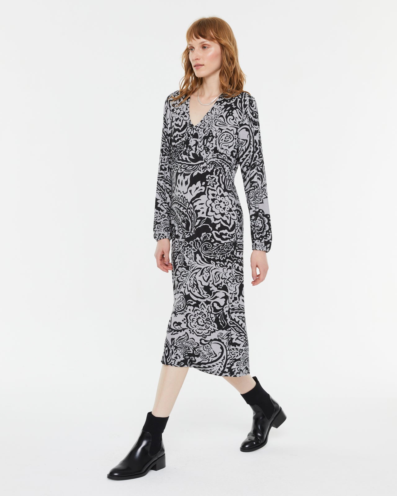 Vestido midi estampado de punto cuello pico