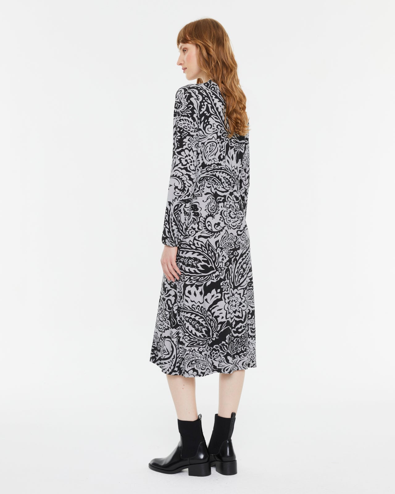 Vestido midi estampado de punto cuello pico