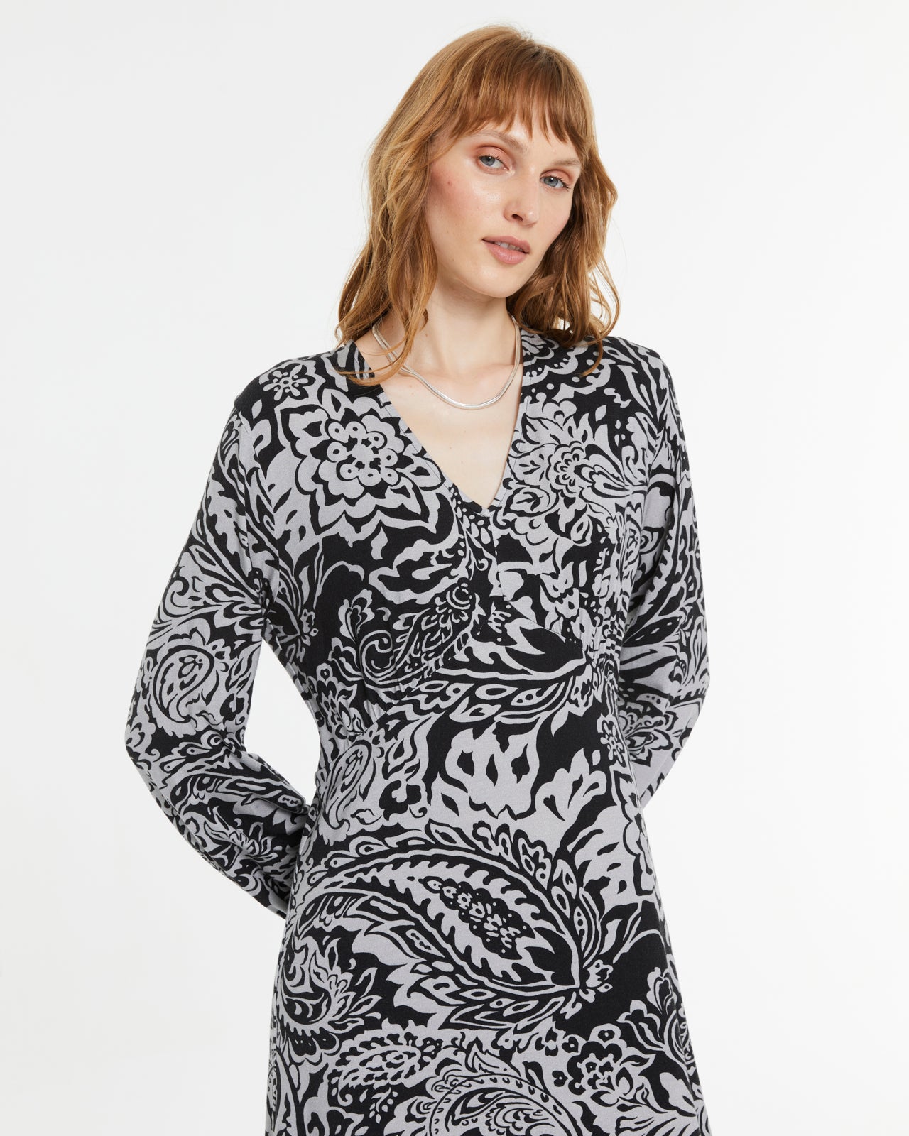 Vestido midi estampado de punto cuello pico
