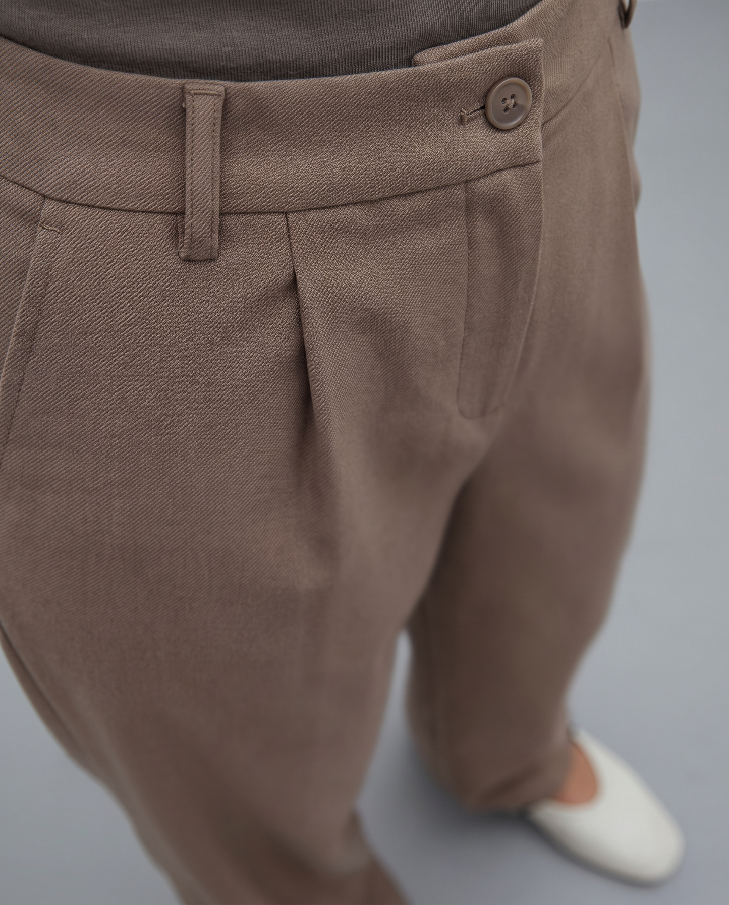 Pantalón recto de mujer antelina con pinzas
