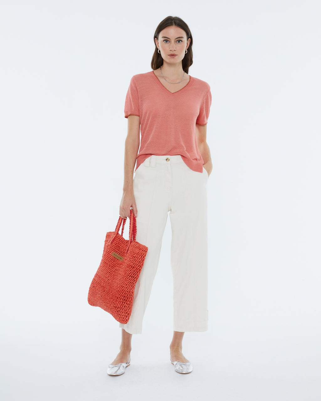 Bolso de mano efecto mimbre color coral. Forrado