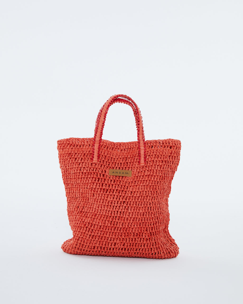 Bolso de mano efecto mimbre color coral. Forrado