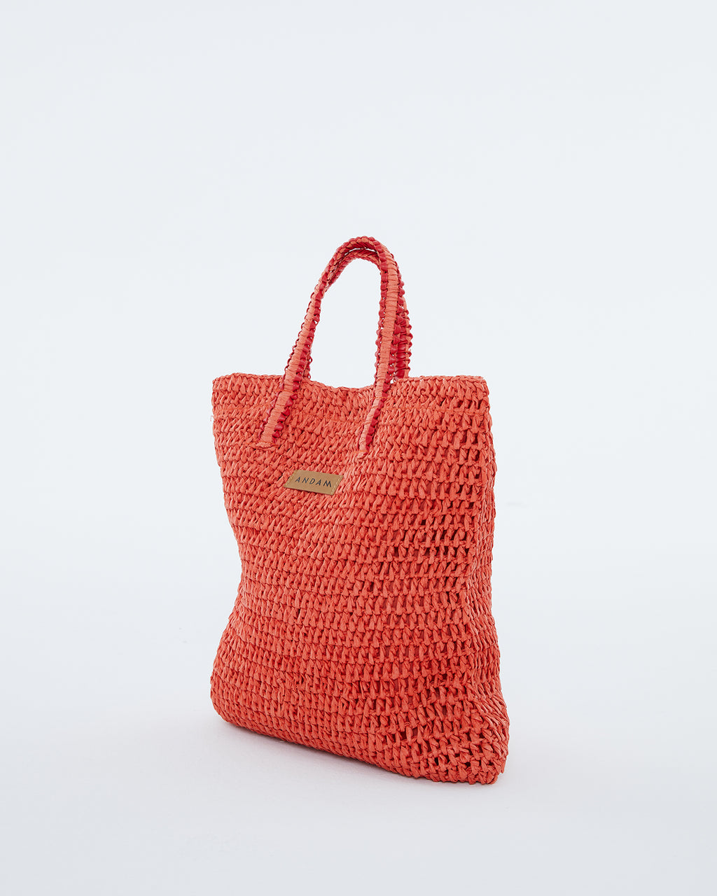Bolso de mano efecto mimbre color coral. Forrado