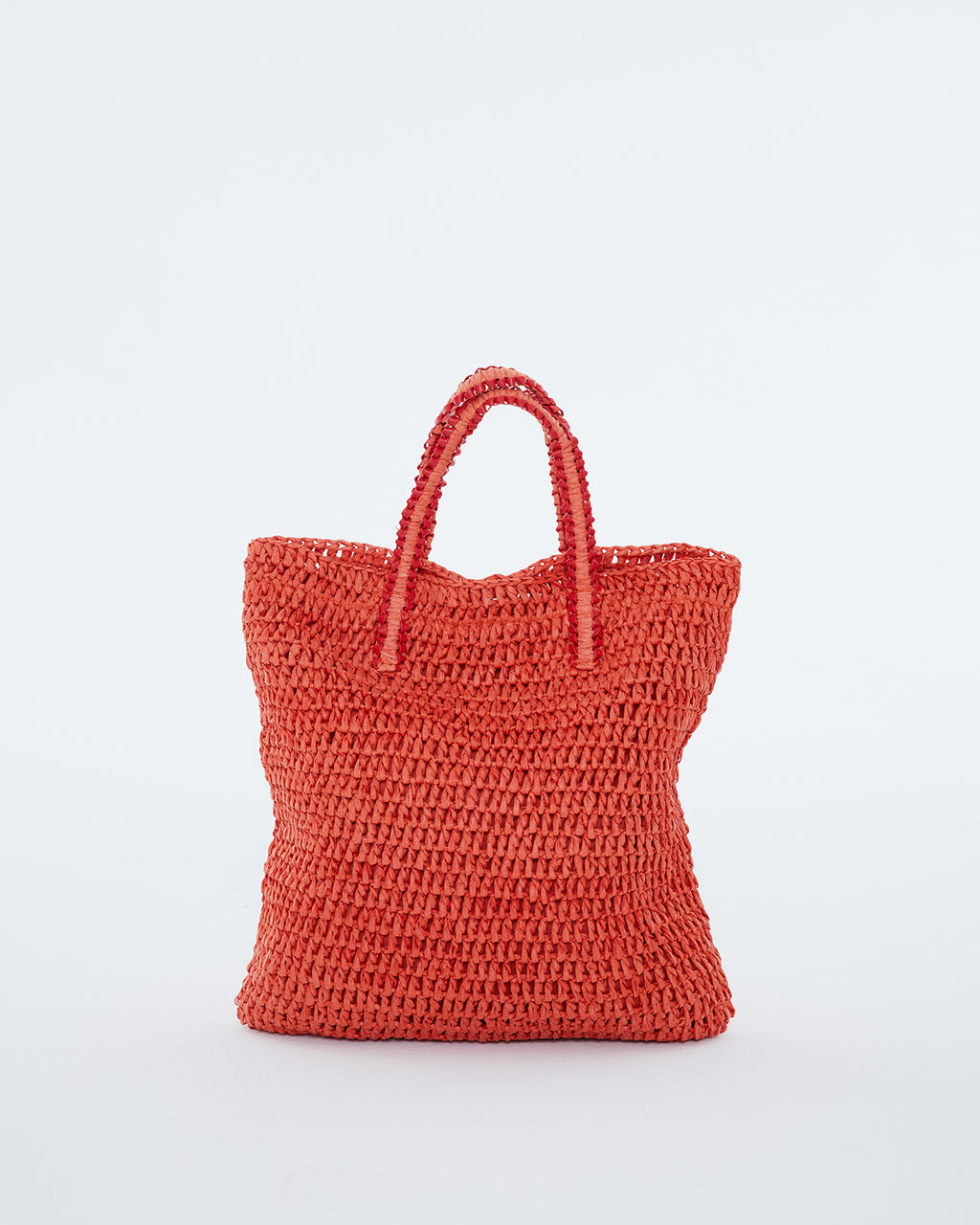 Bolso de mano efecto mimbre color coral. Forrado