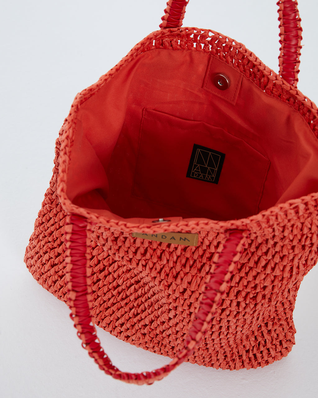 Bolso de mano efecto mimbre color coral. Forrado
