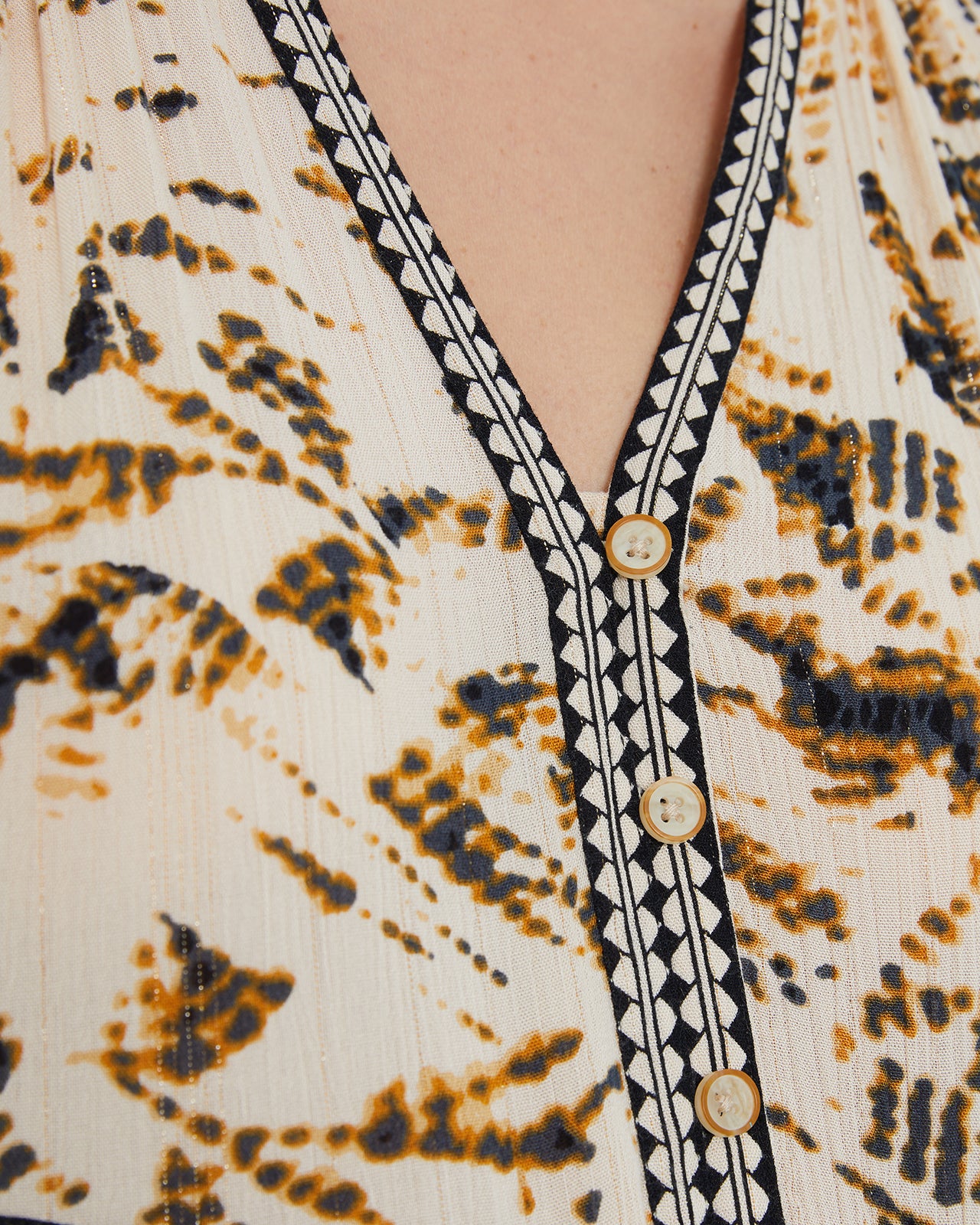 Vestido midi estampado, cuello pico y sin mangas.