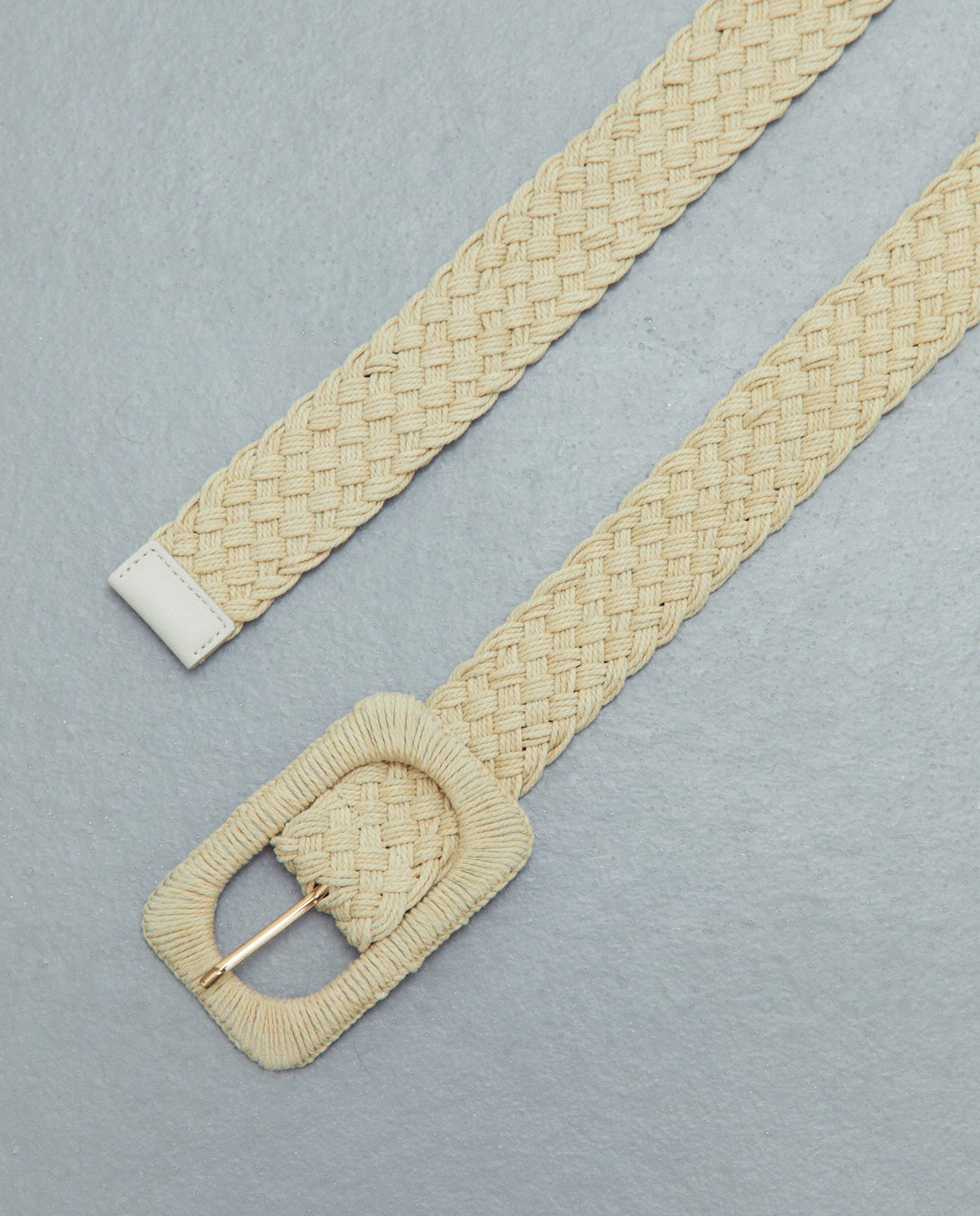 Cinturón trenzado hebilla cuadrada.
