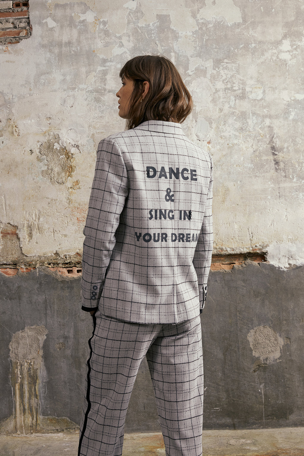 Blazer de mujer cuadros con bordados decorativos