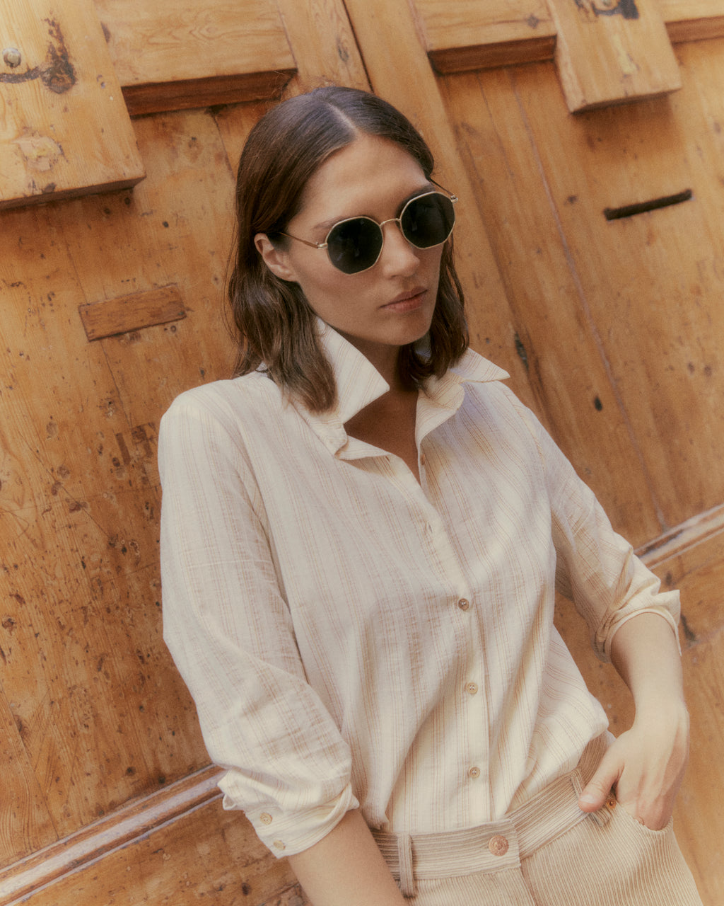 Women's shirt with a shirt collar and French sleeves.