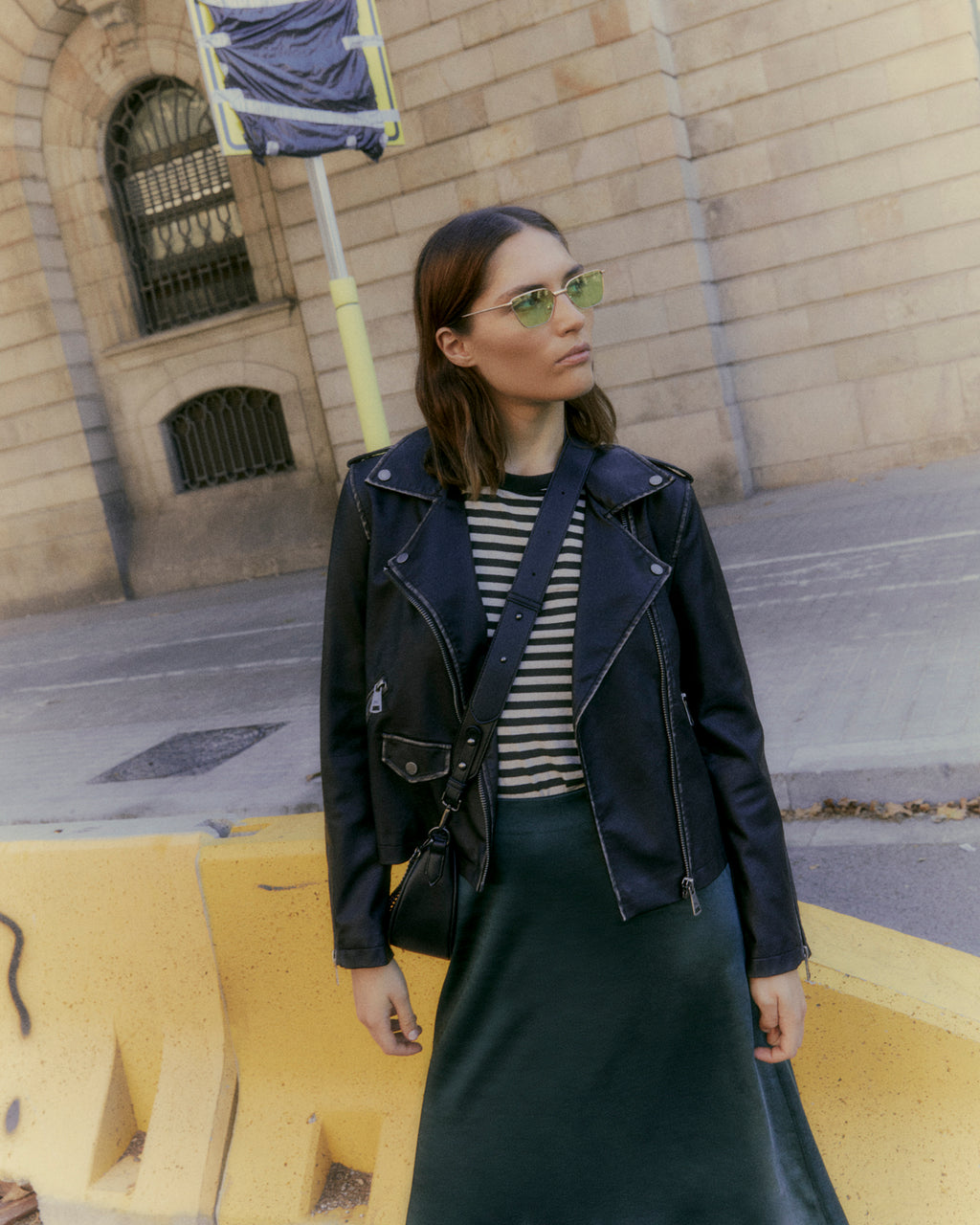 Cazadora biker de mujer piel ecológica. Forrada.