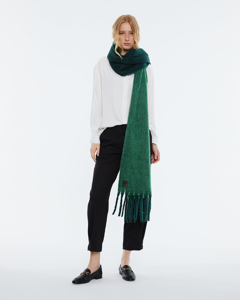 Women's scarf in a coloured finish with fringes.