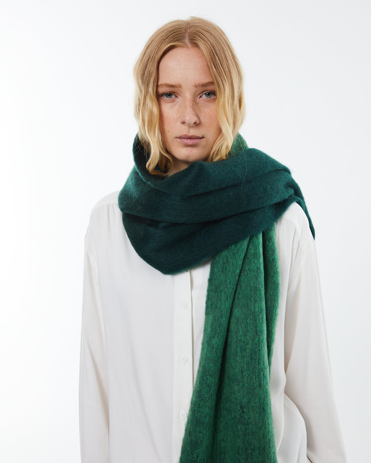 Women's scarf in a coloured finish with fringes.