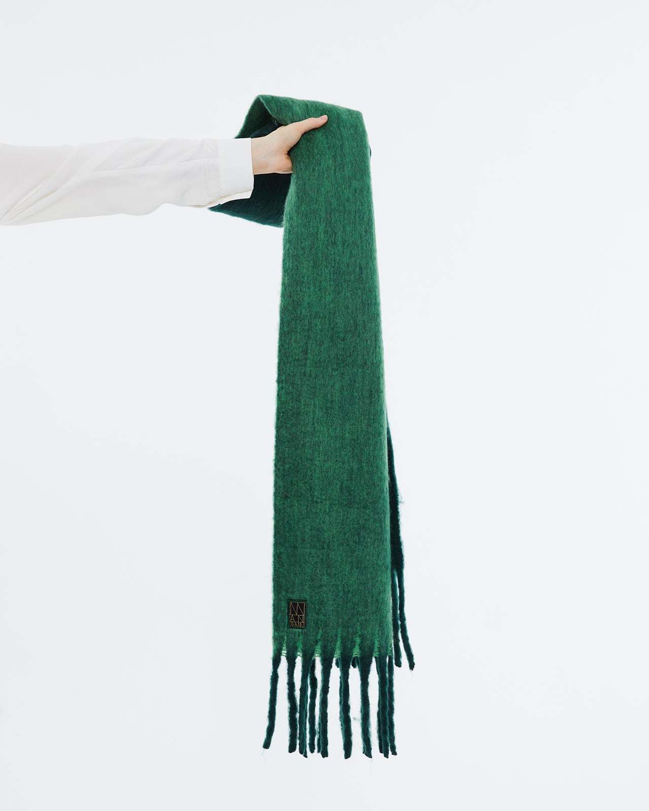 Women's scarf in a coloured finish with fringes.