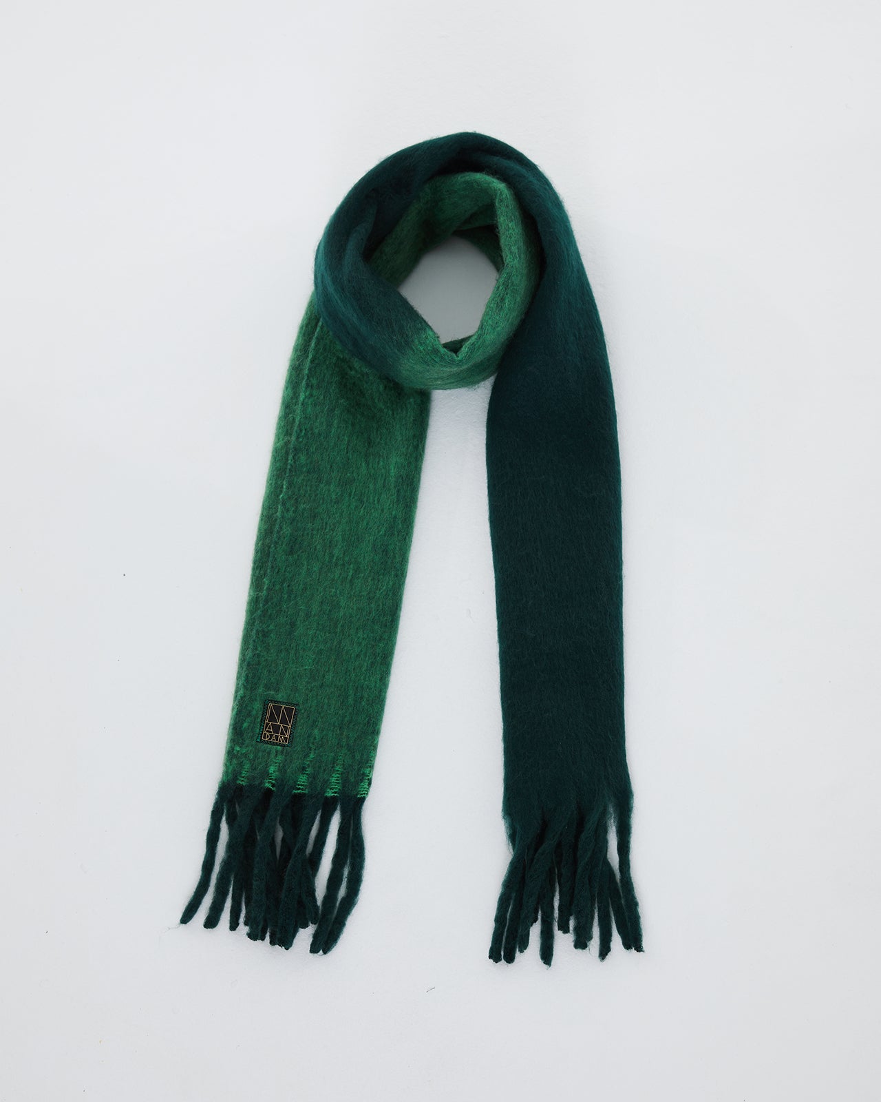 Women's scarf in a coloured finish with fringes.