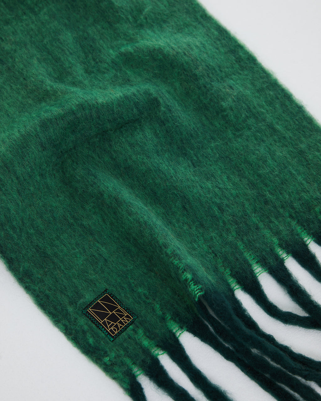 Women's scarf in a coloured finish with fringes.