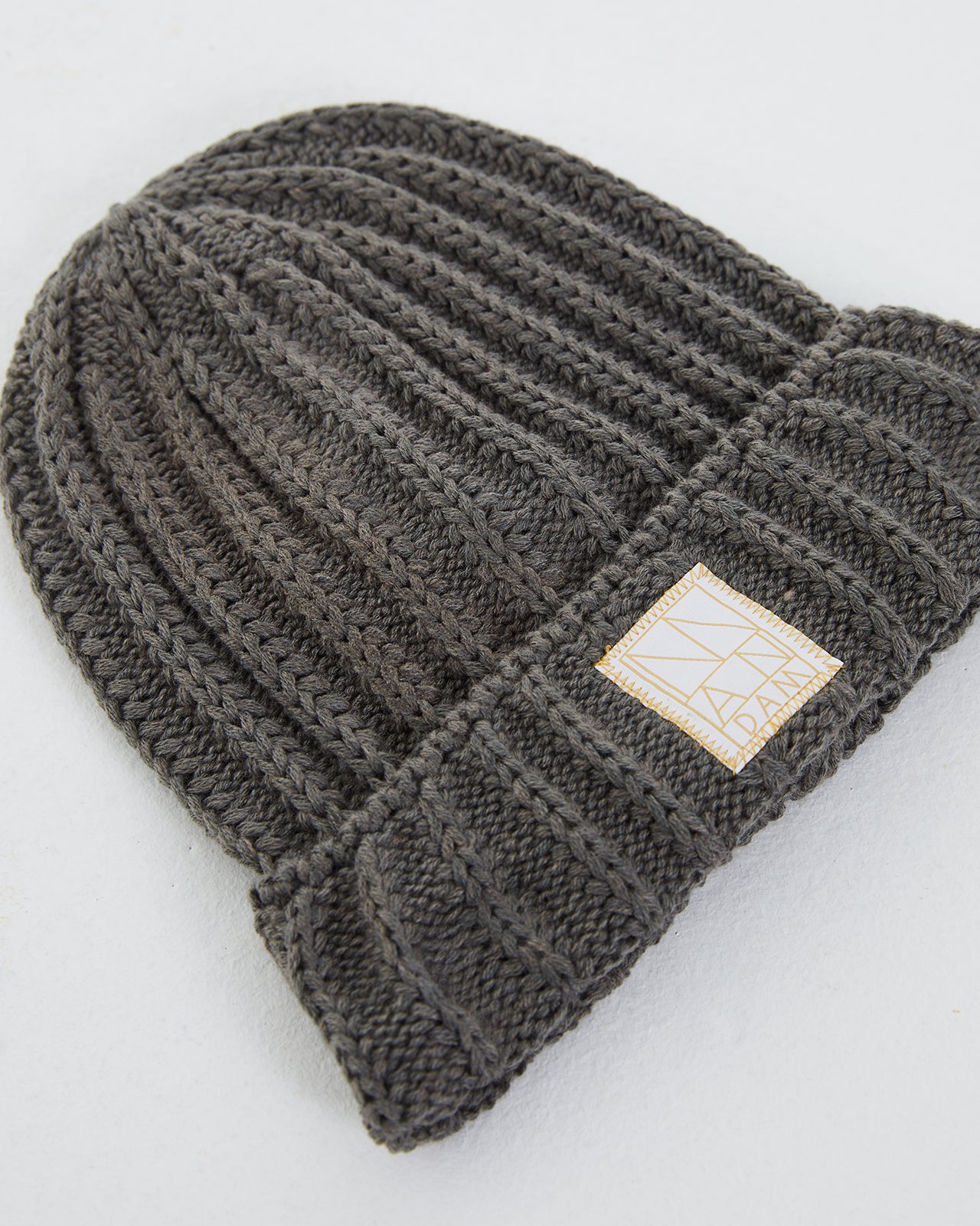 Women's hat in plain knit.