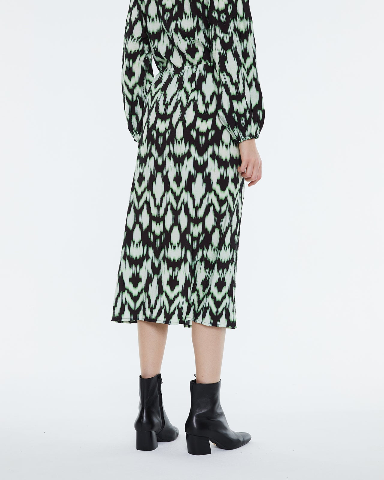 Printed midi skirt with elastic waist.