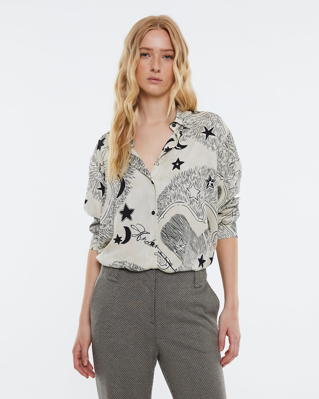 Printed women's shirt, long sleeves and shirt collar.