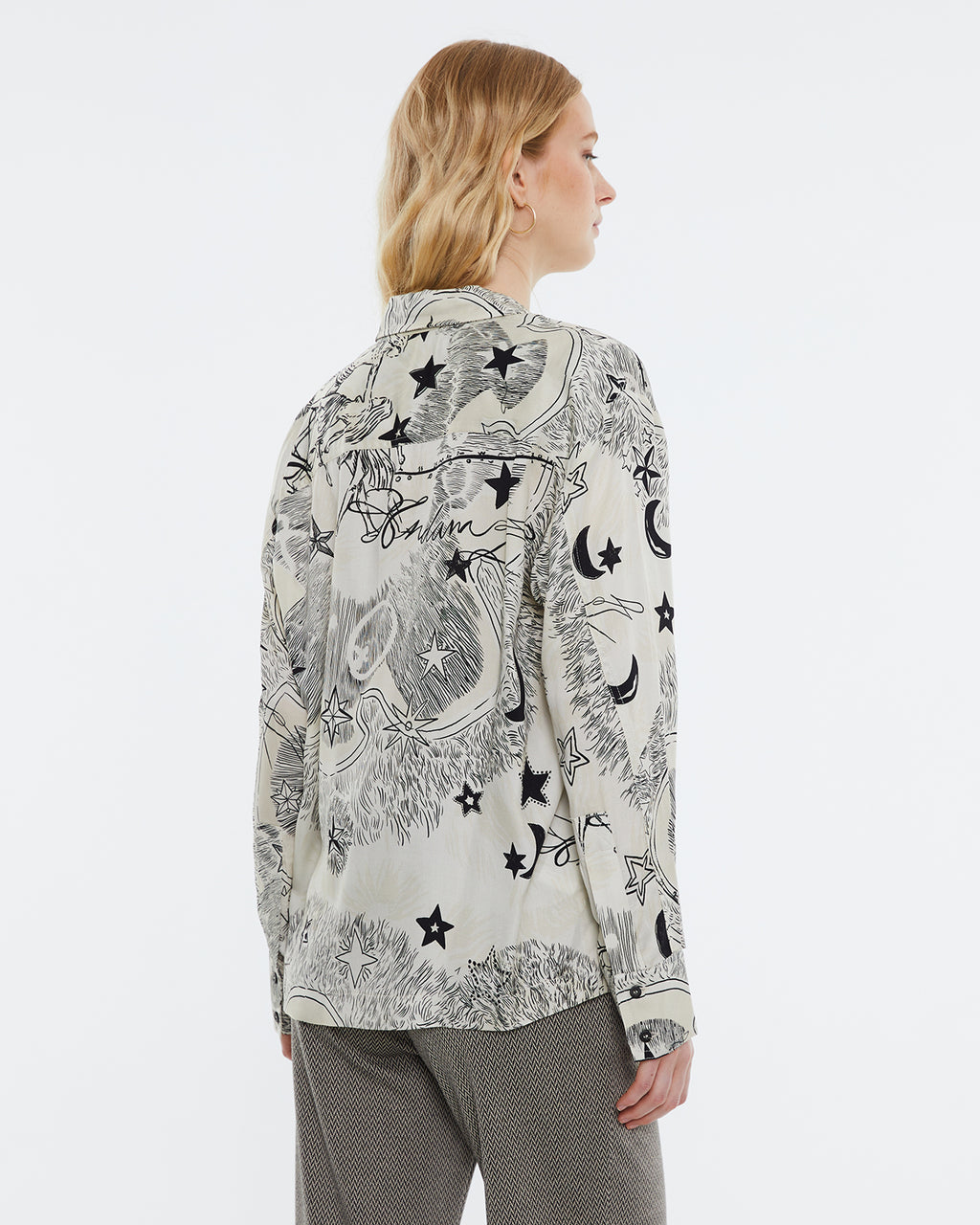 Printed women's shirt, long sleeves and shirt collar.