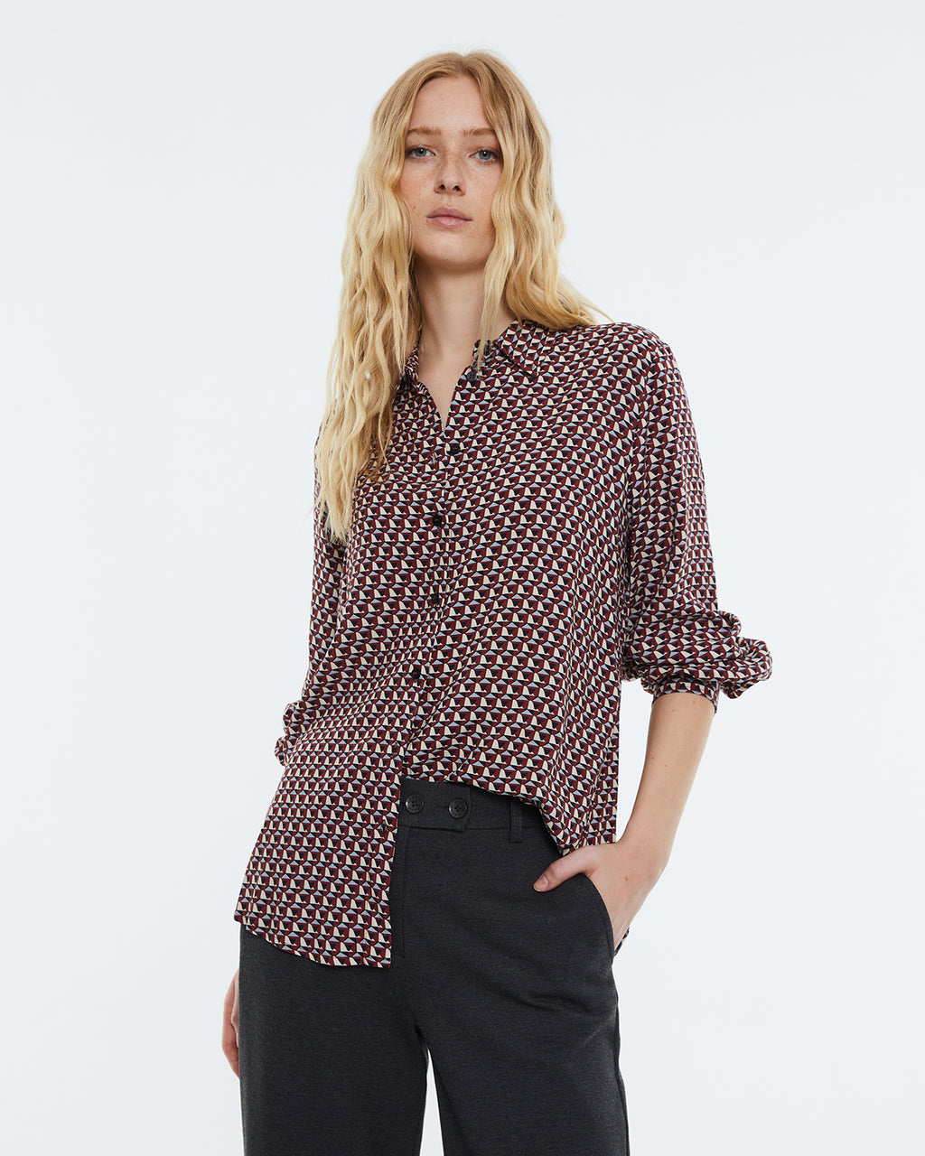 Women's shirt with geometric print, long sleeves and shirt collar.