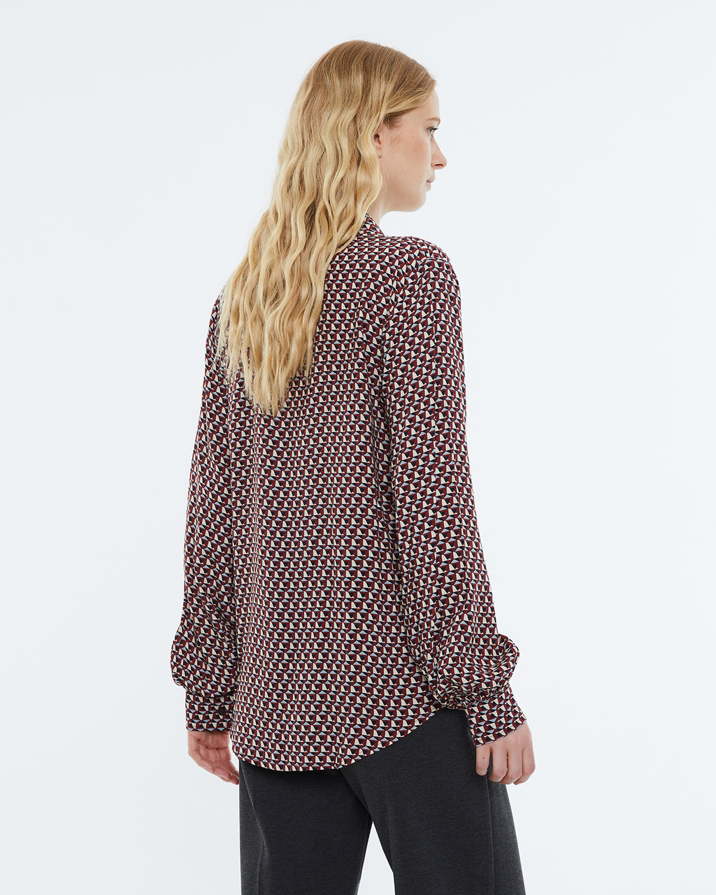 Women's shirt with geometric print, long sleeves and shirt collar.