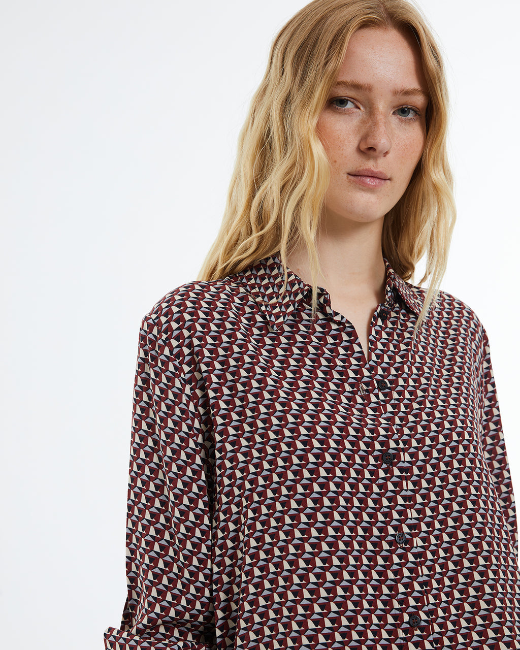 Women's shirt with geometric print, long sleeves and shirt collar.