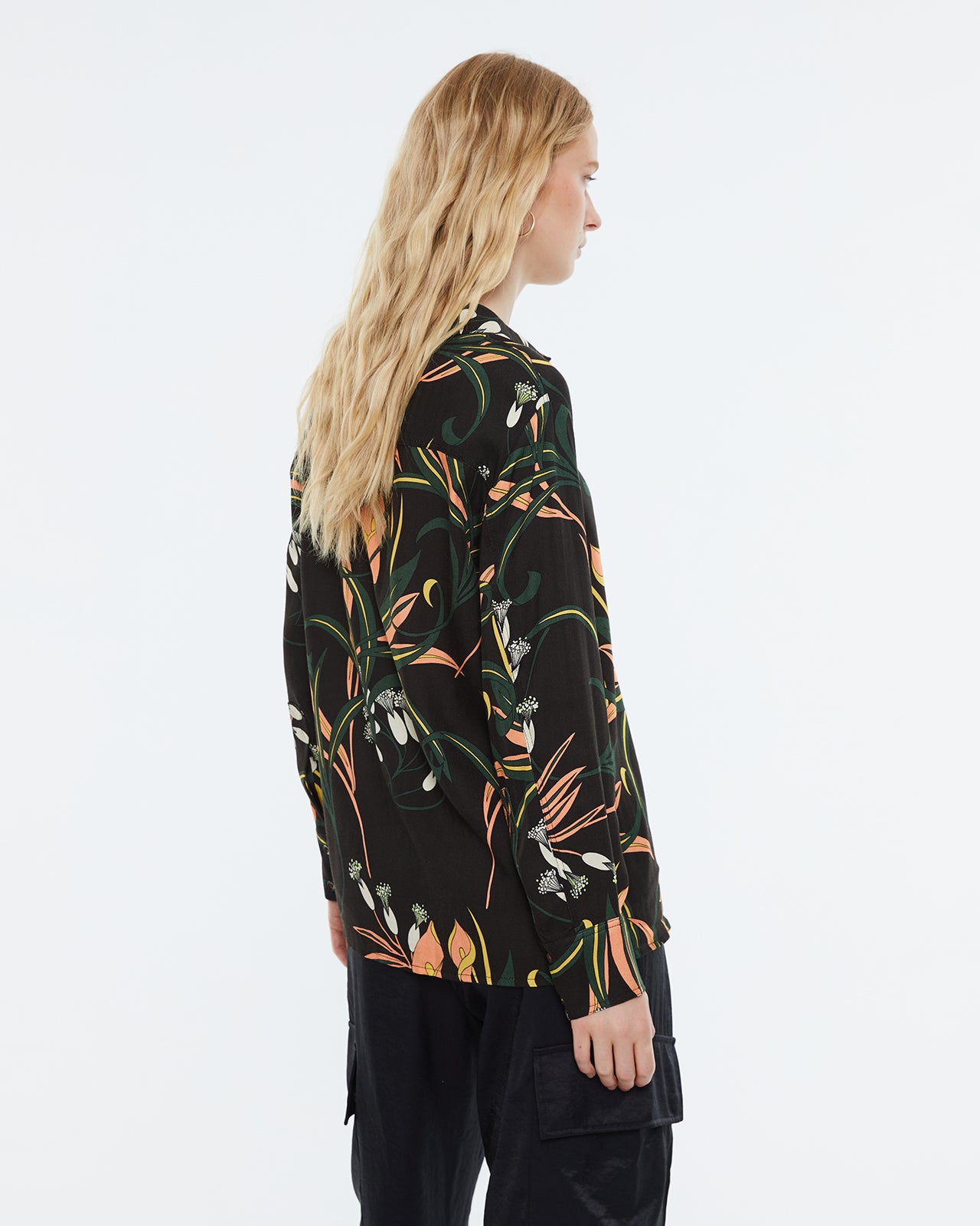 Women's shirt with floral print, long sleeves and shirt collar.