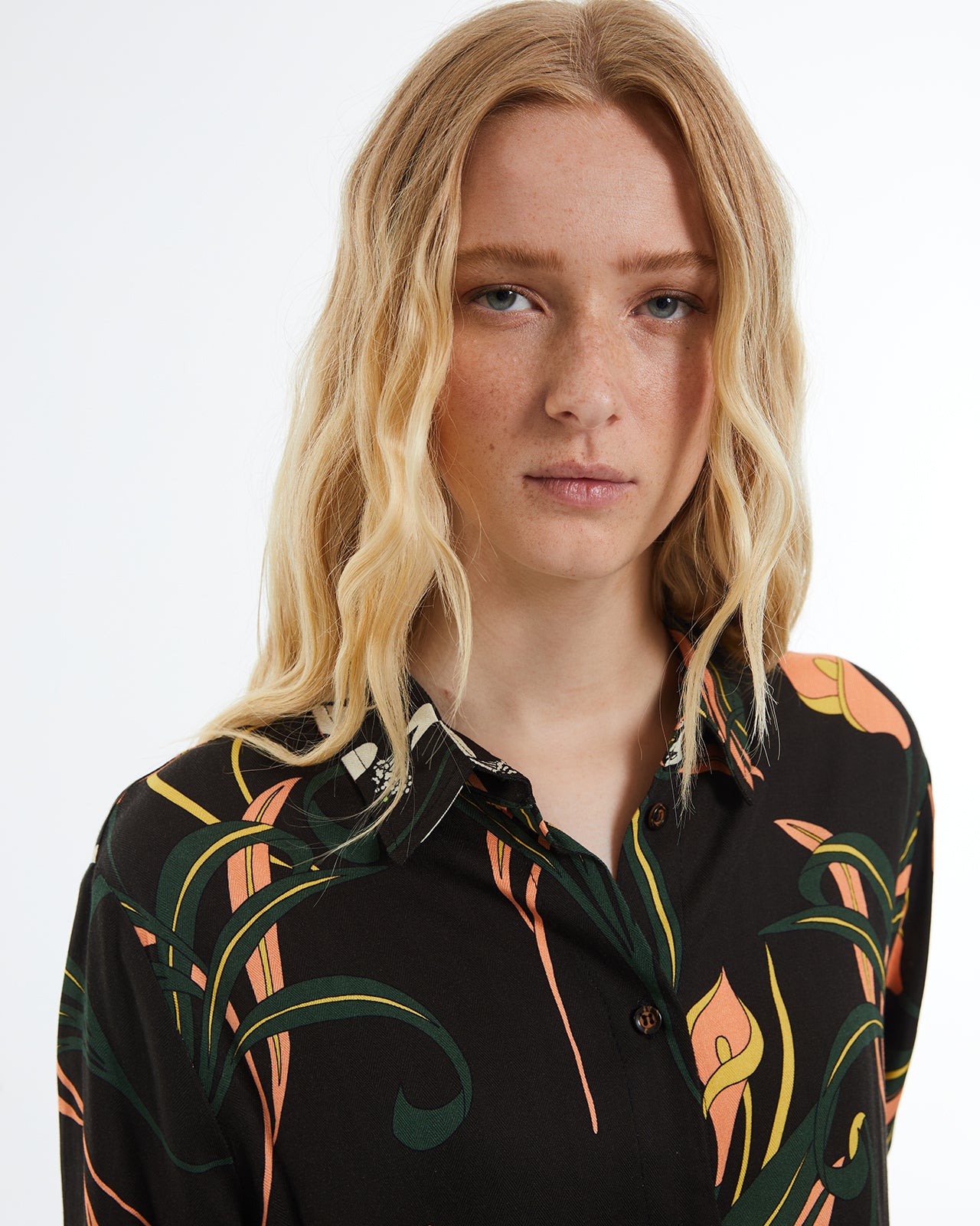 Women's shirt with floral print, long sleeves and shirt collar.