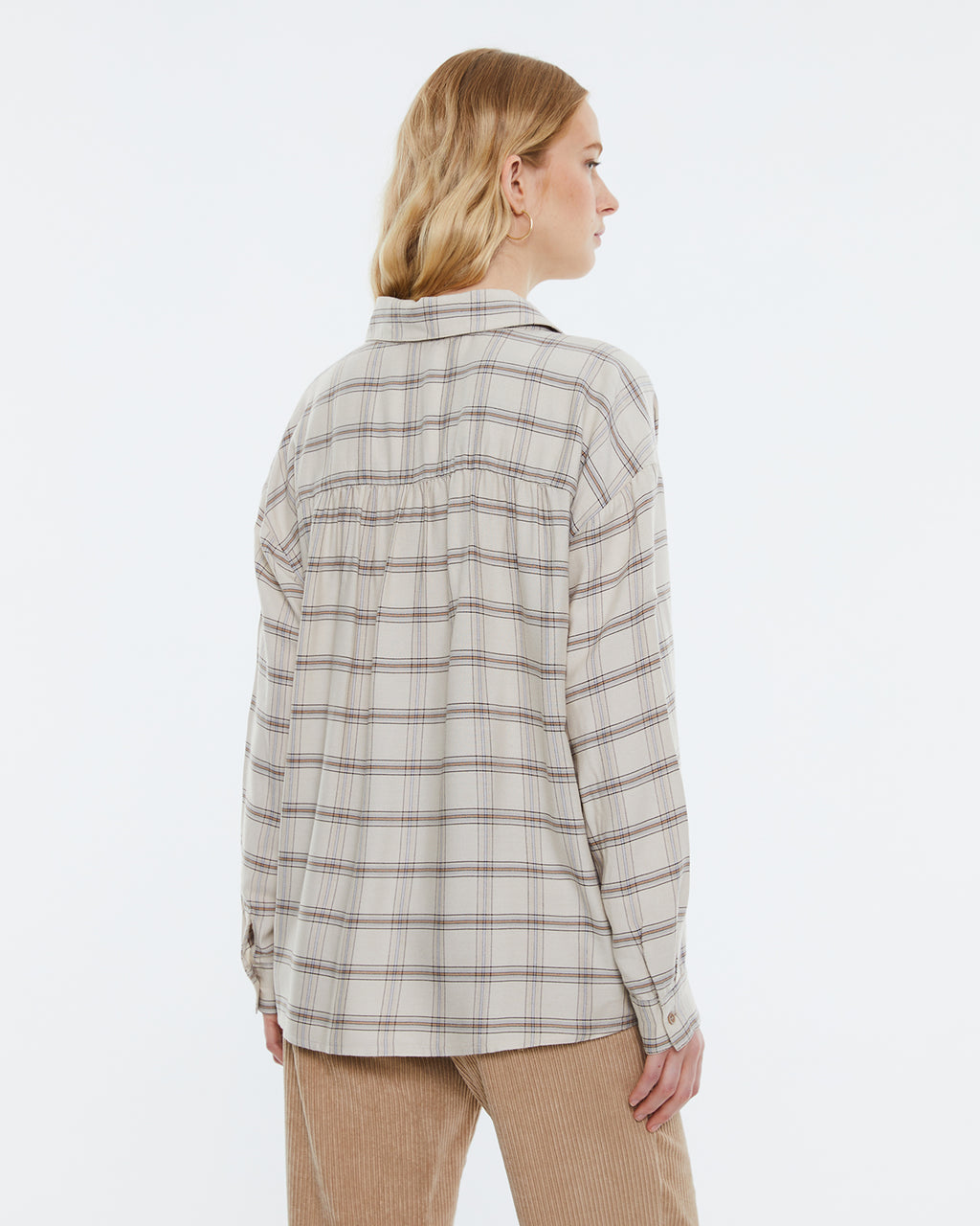 Women's checked print shirt, shirt collar, long sleeves.