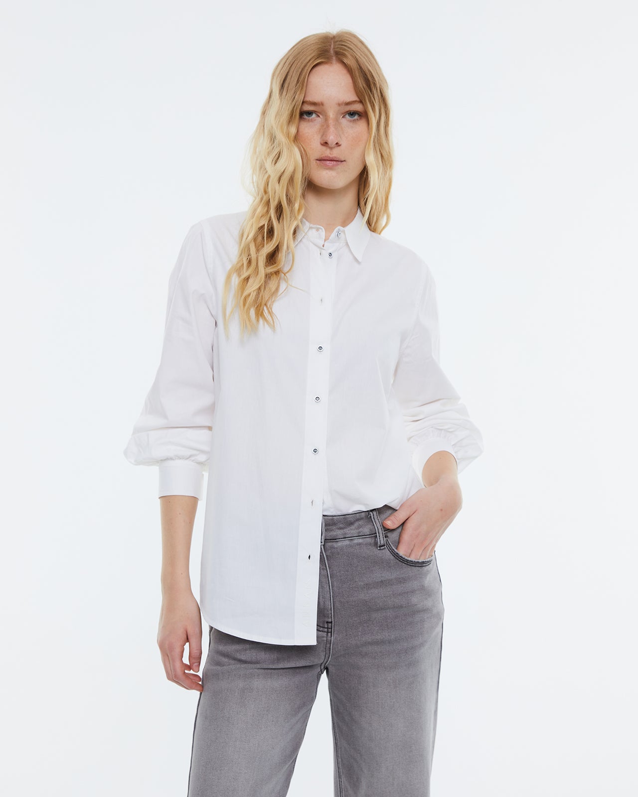 Women's poplin shirt, long sleeves and shirt collar.