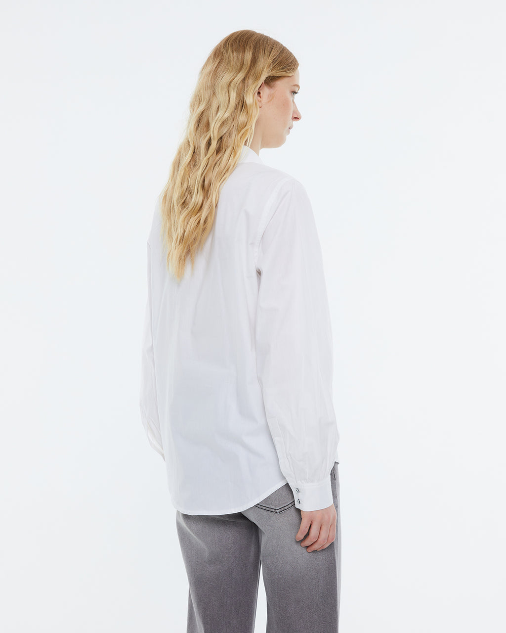 Women's poplin shirt, long sleeves and shirt collar.