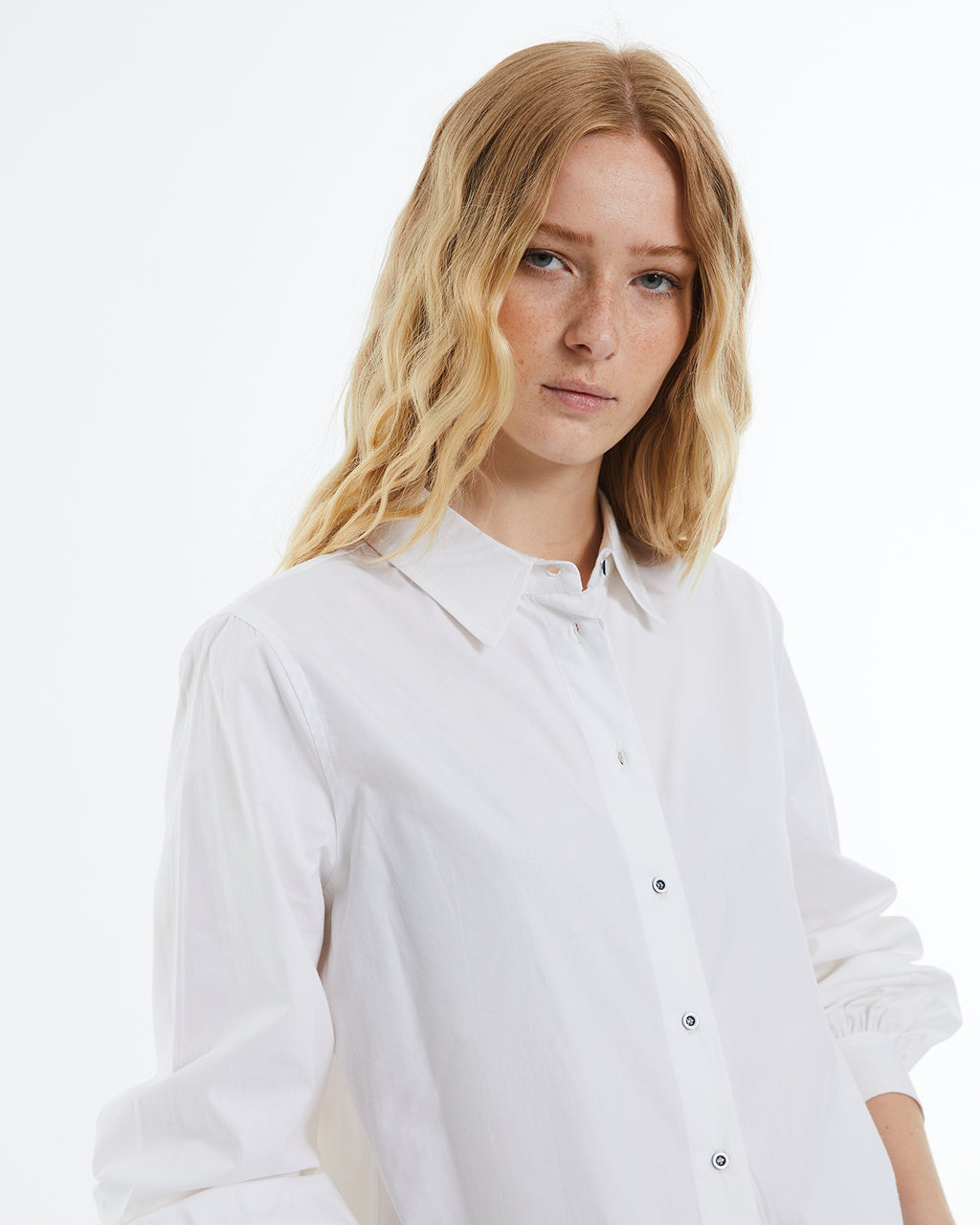 Women's poplin shirt, long sleeves and shirt collar.